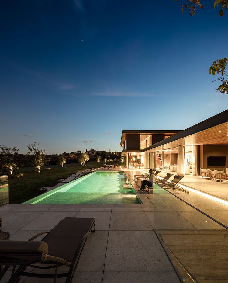 Exterior de vivienda con piscina con zona de terraza y porche