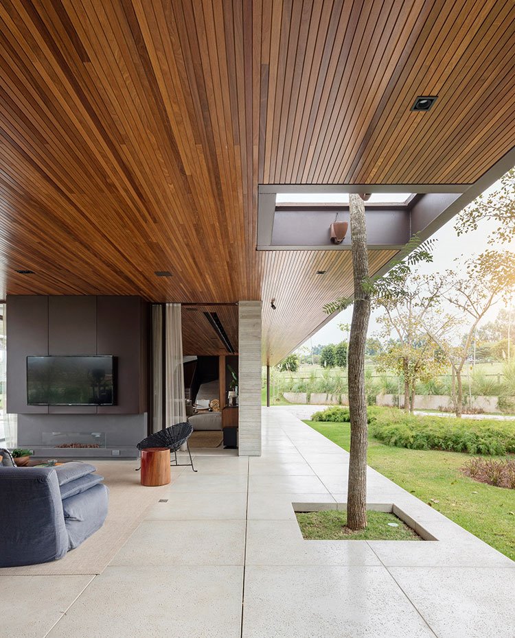 Terraza cubierta con cubierta de madera, sofá en gris, zona de estar exterior