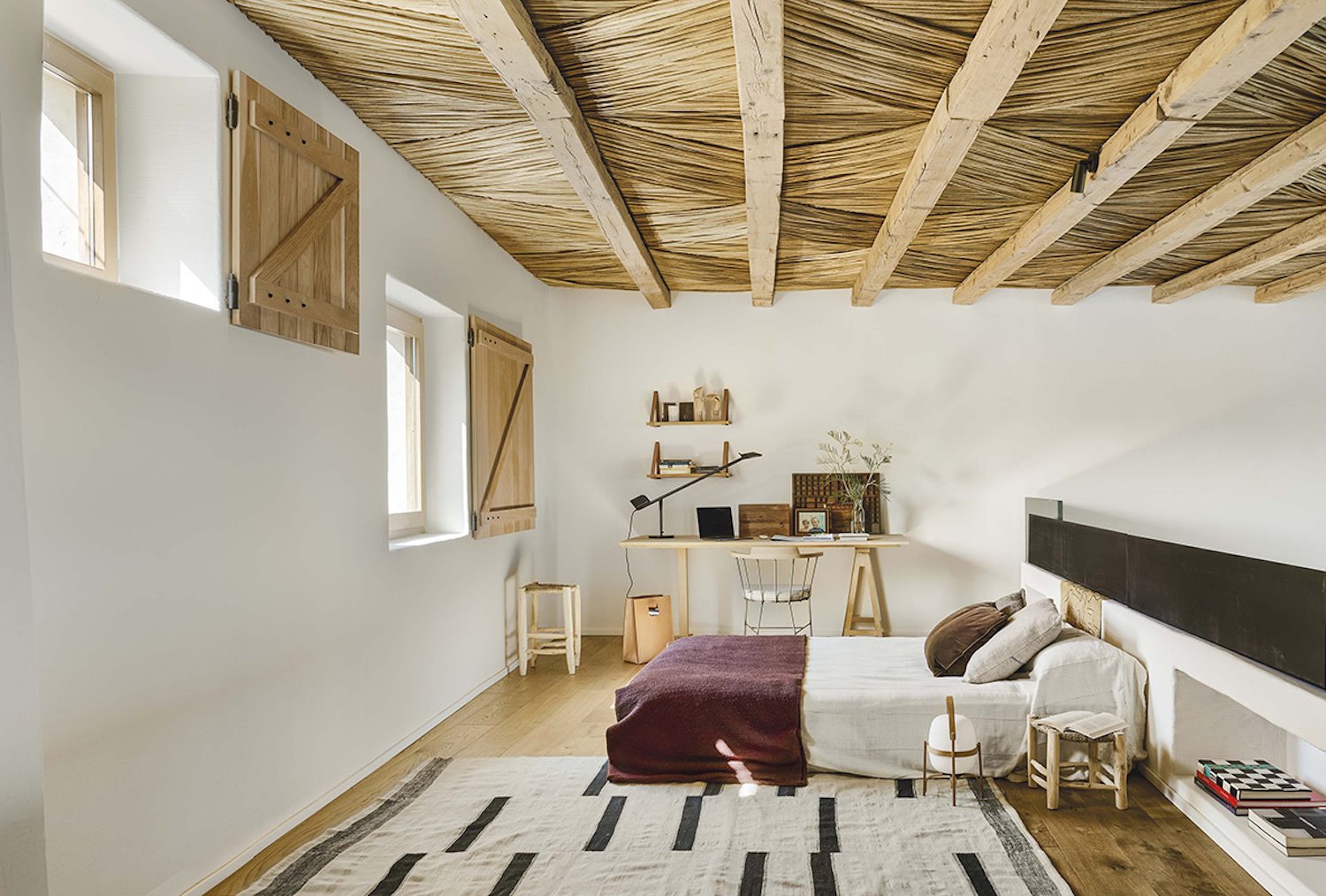 Casa con techos de madera y vigas de Sandra Tarruella