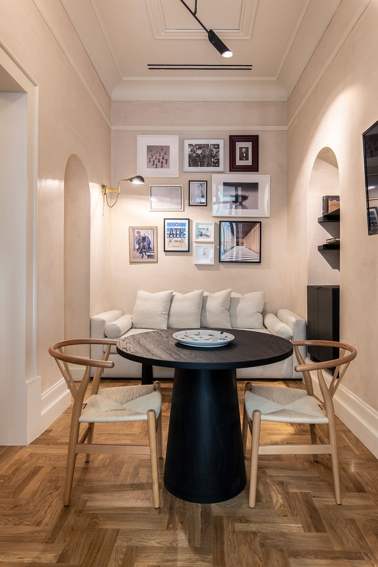 hotel boutique  mosieur didot atenas mesa, sofa y cuadros