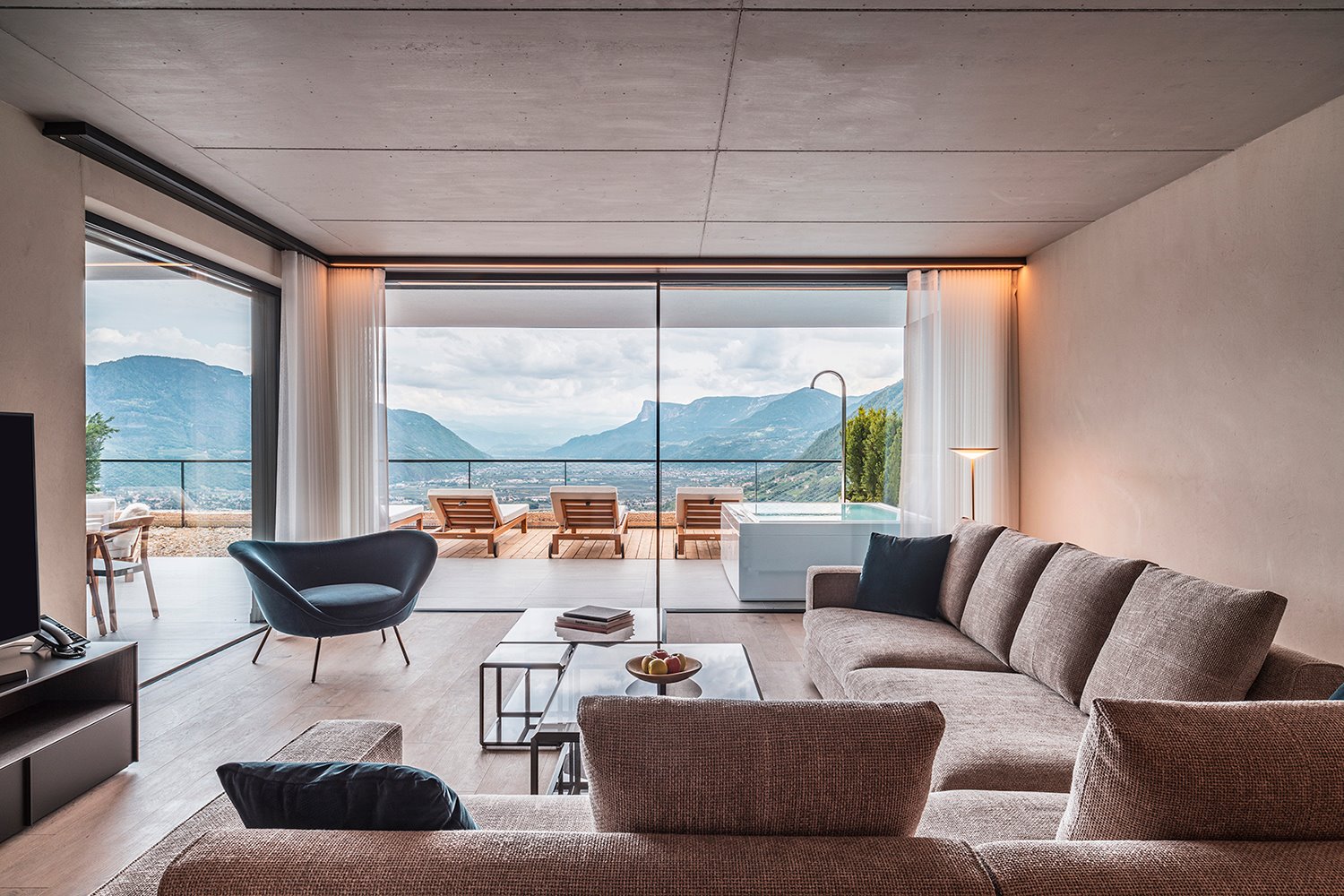 salon-Villas-Privadas-Arua-con-mobiliario-de-Molteni