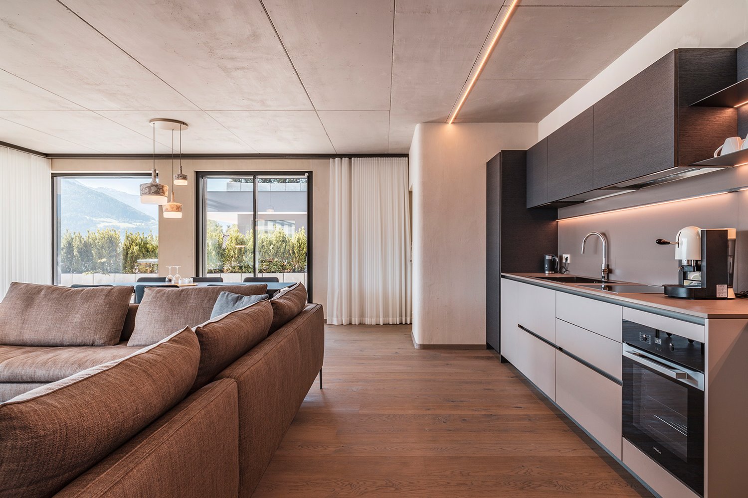 sofa-y-mesa-en-las-villas-de-lujo-Arua-con-muebles-de-Molteni