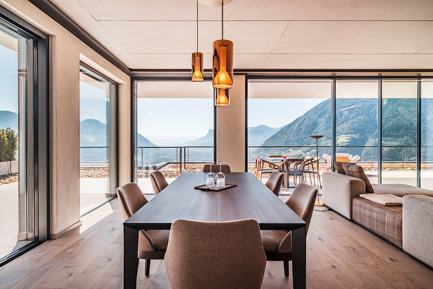 Villas-privadas-Arua-comedor-con-mobiliario-de-Molteni-Dada