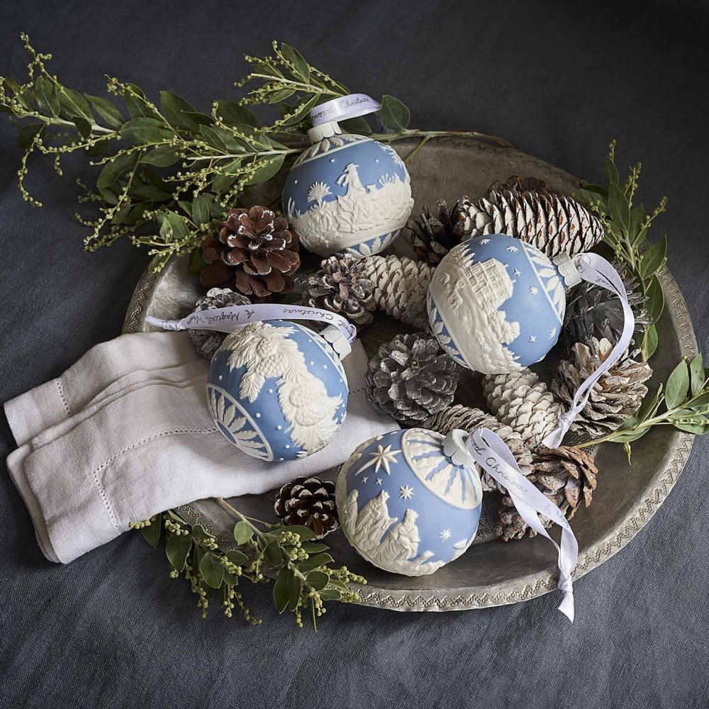 2.Adornos de color azul de la firma Wedgwood