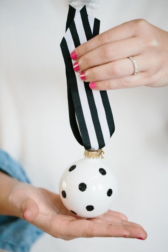 Bolas de navidad con topos blanco y negro