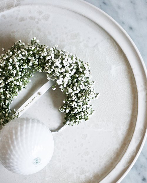 Platos con arreglos florales y bola de porcelana de Lyngby