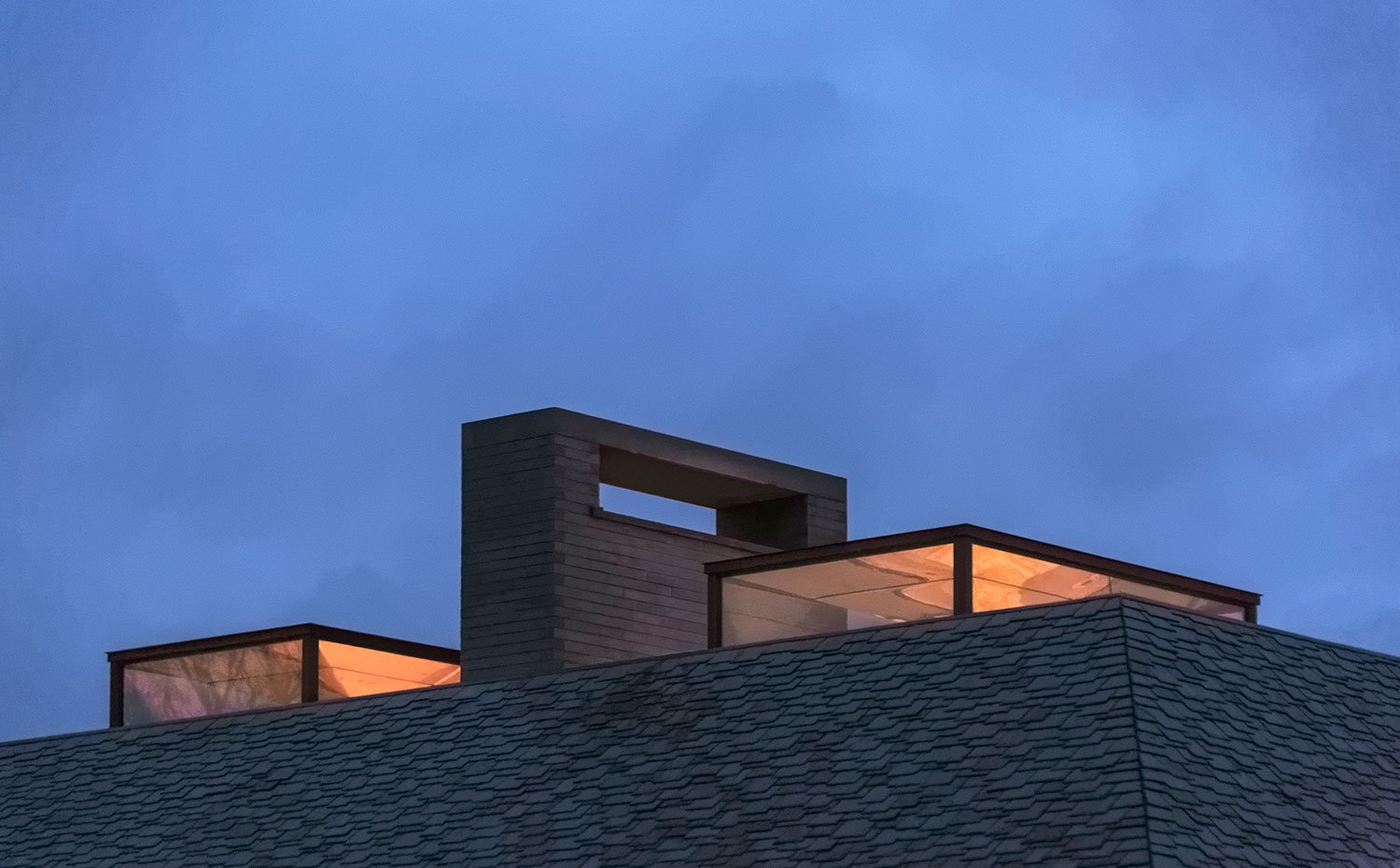 Detalle cubierta vivienda con chimenea