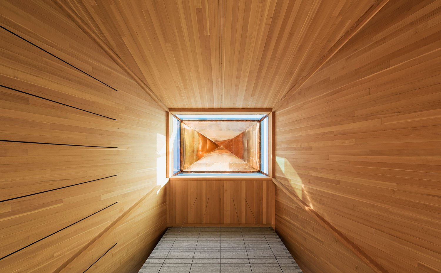 Detalle de cubierta de vivienda en madera, piedra y cristal