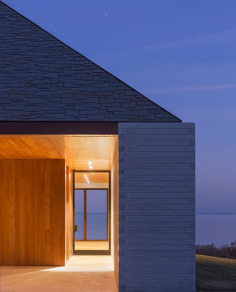 Detalle estructura de vivienda en piedra, madera y cristal 