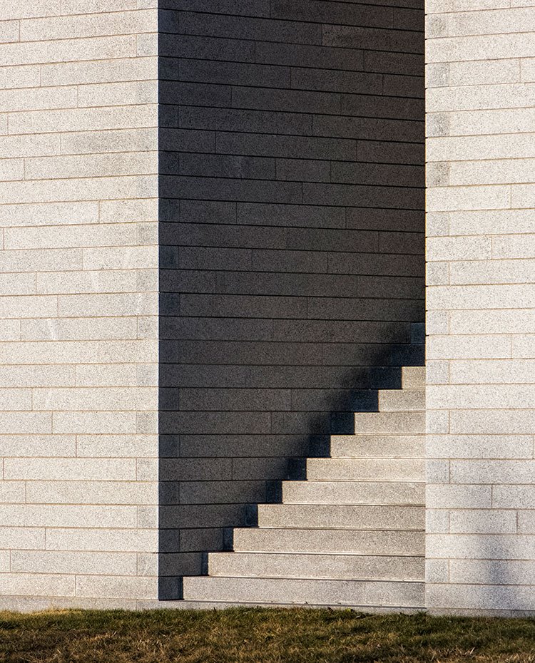 Escaleras a juego con fachada alistonada de piedra