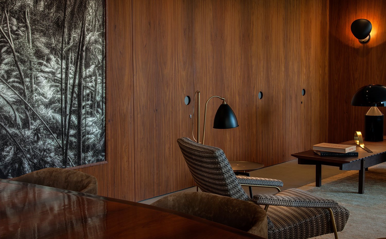 Armarios de madera con tiradores integrados, fotografía en blanco y negro, aplique de pared de luz indirecta, banco de madera, luminaria de pie con pantalla en negro