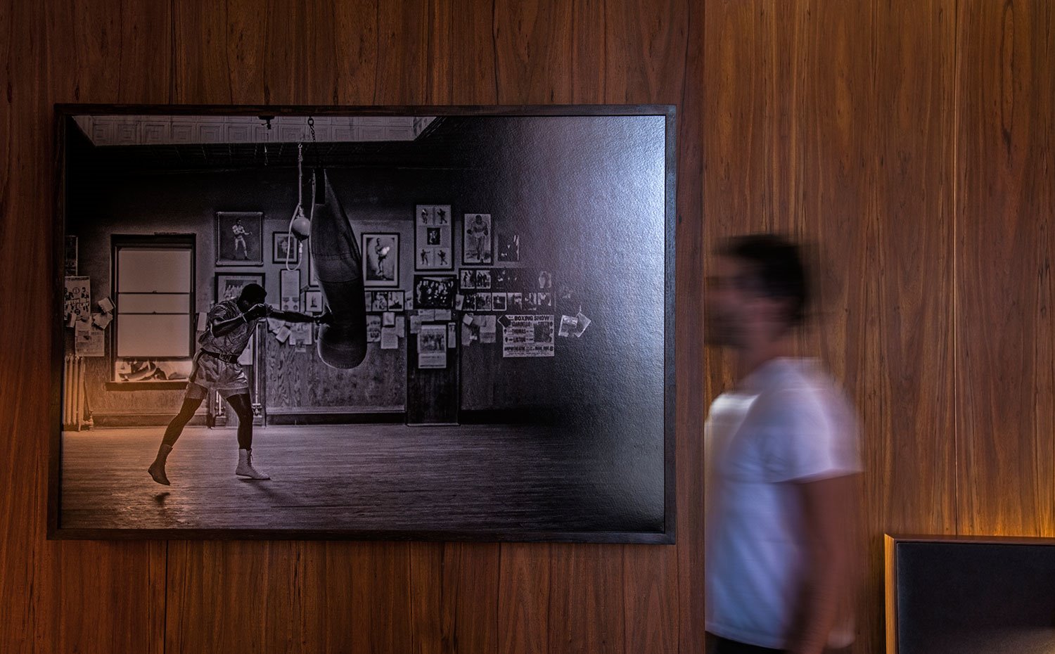 Fotografía en blanco y negro sobre revestimiento de madera
