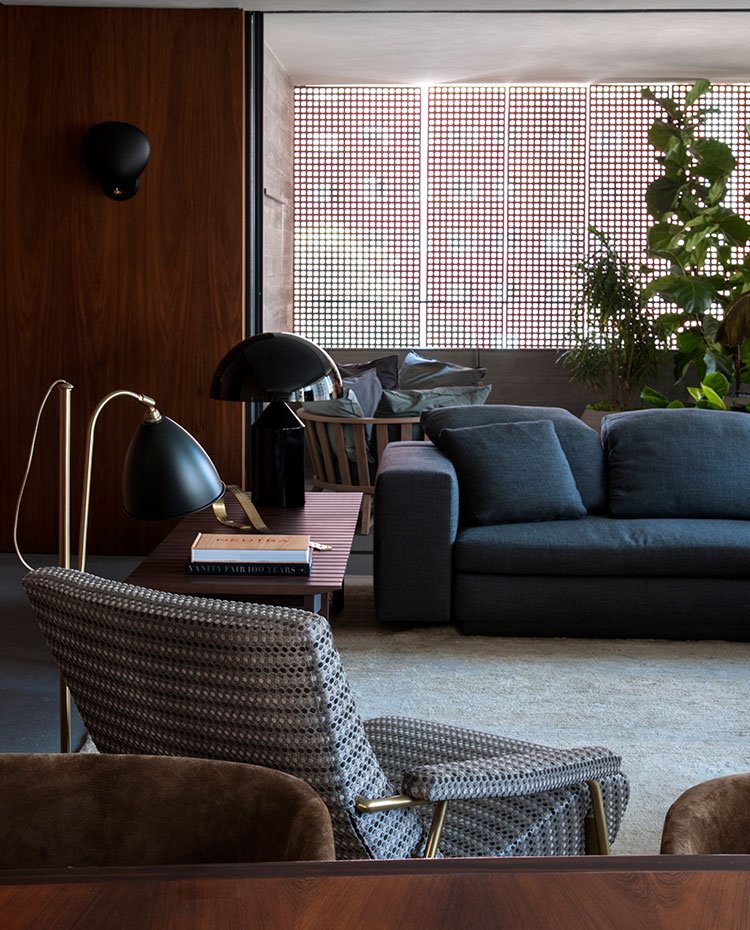 Salón, sofá en gris antracita, bancada de madera, luminaria de sobremesa negra