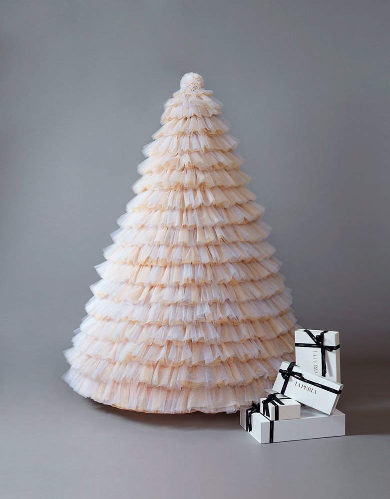 arbol-La-Perla-solidarity-christmas-tree. Blanca y romántica Navidad, de parte de La Perla. 
