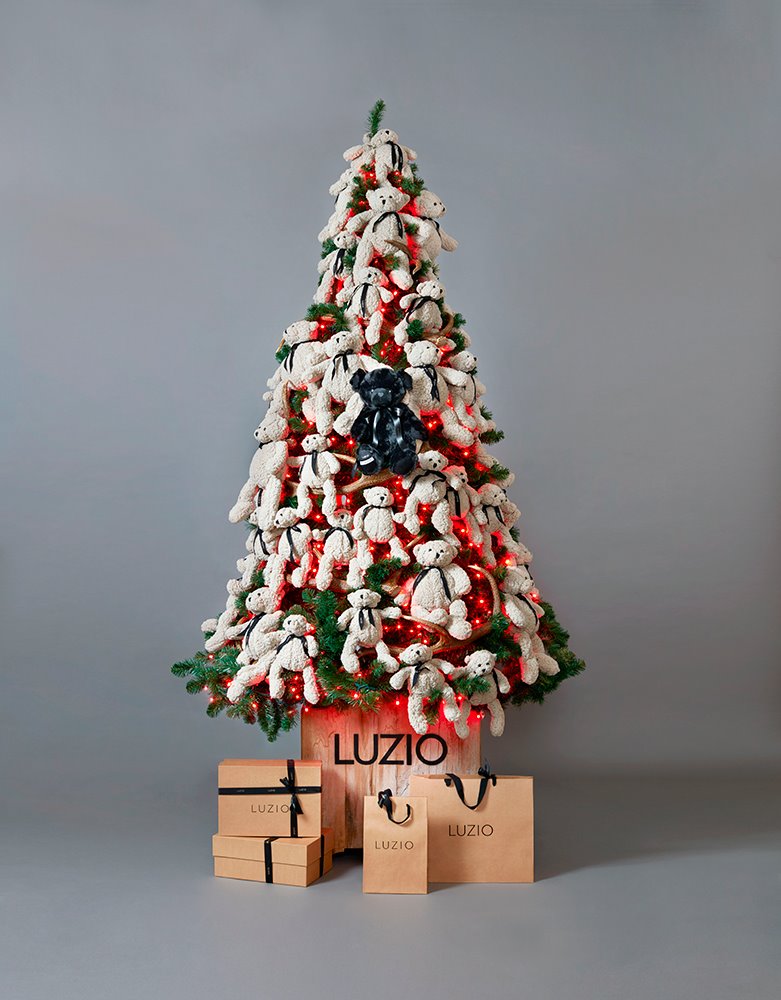 arbol-luzio-solidarity-christmas-tree. En el árbol físico, los colores están más presentes. 