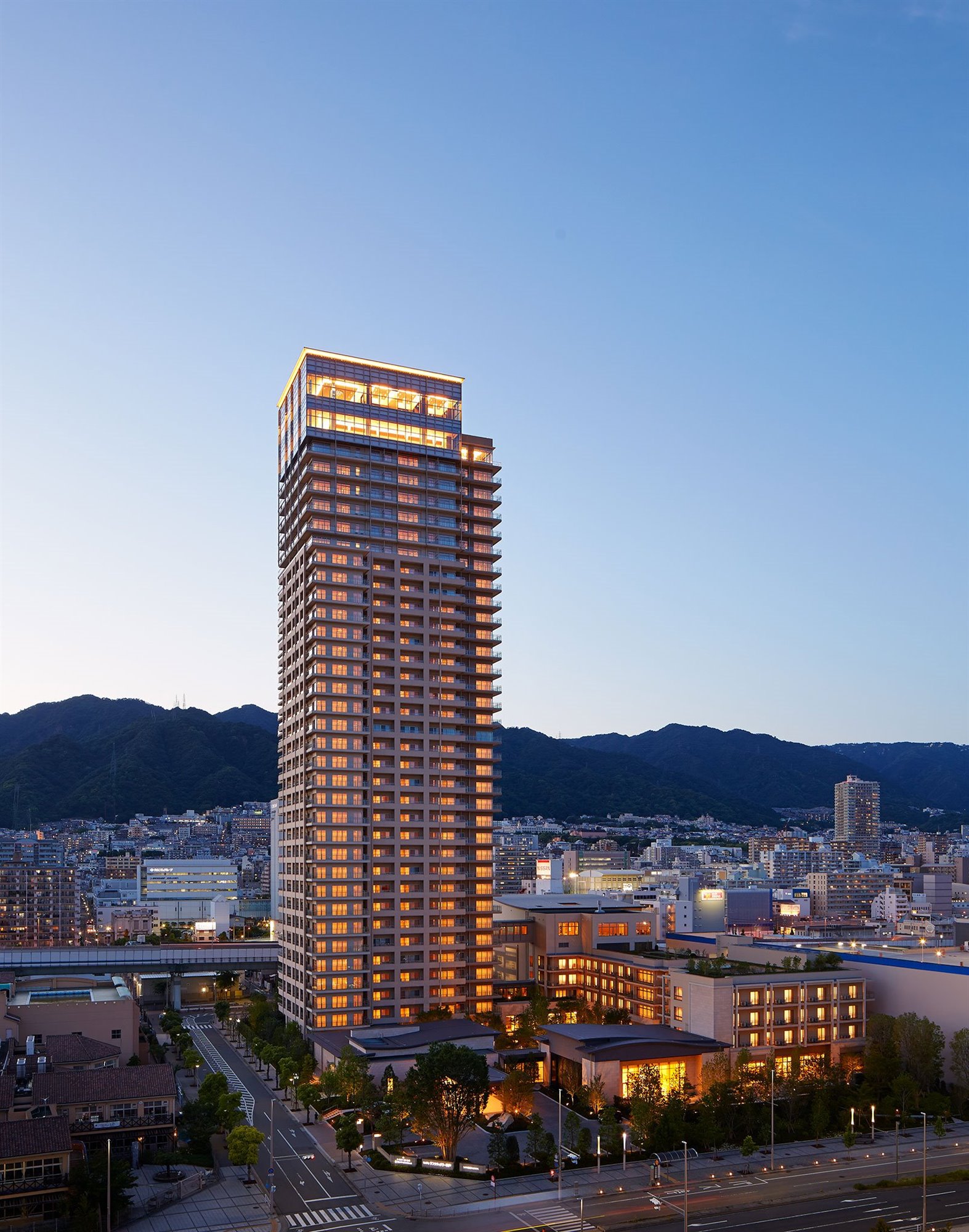 a 1004 005. Sun city Kobe Tower noche