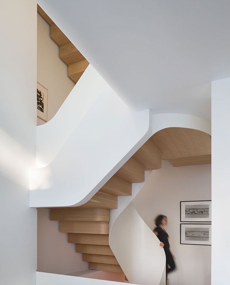 Estructura escalera en blanco y madera