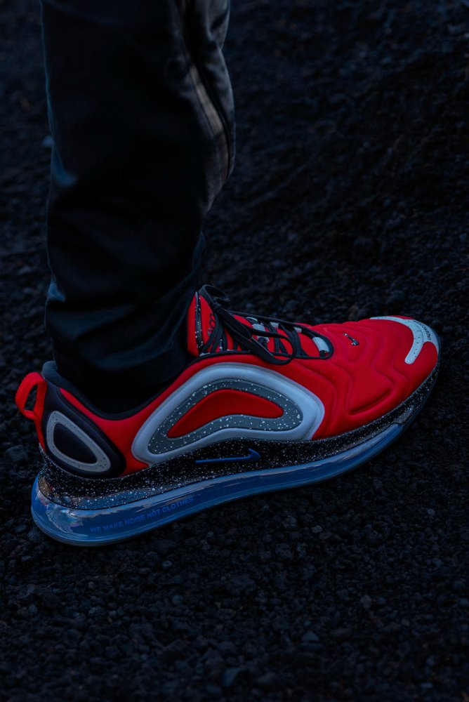 El diseñador japonés, quien está detrás de la marca Undercover, le ha dado un toque de color a las clásicas Air Max 720. 