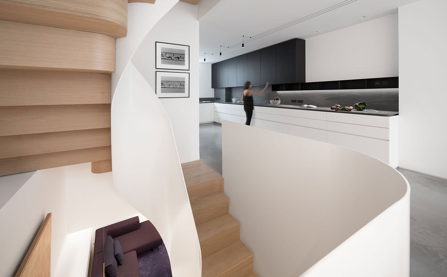 Zona de paso de escaleras con estructura en blanco y peldaños en madera
