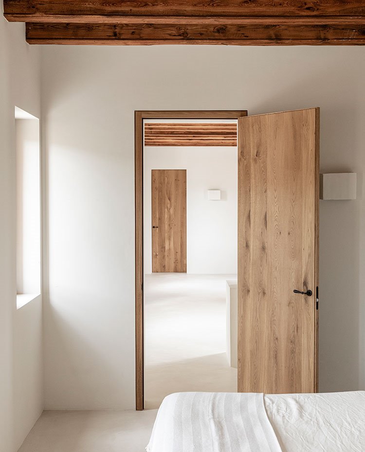 Carpintería de madera en puertas de dormitorios, ambiento totalmente monocromo