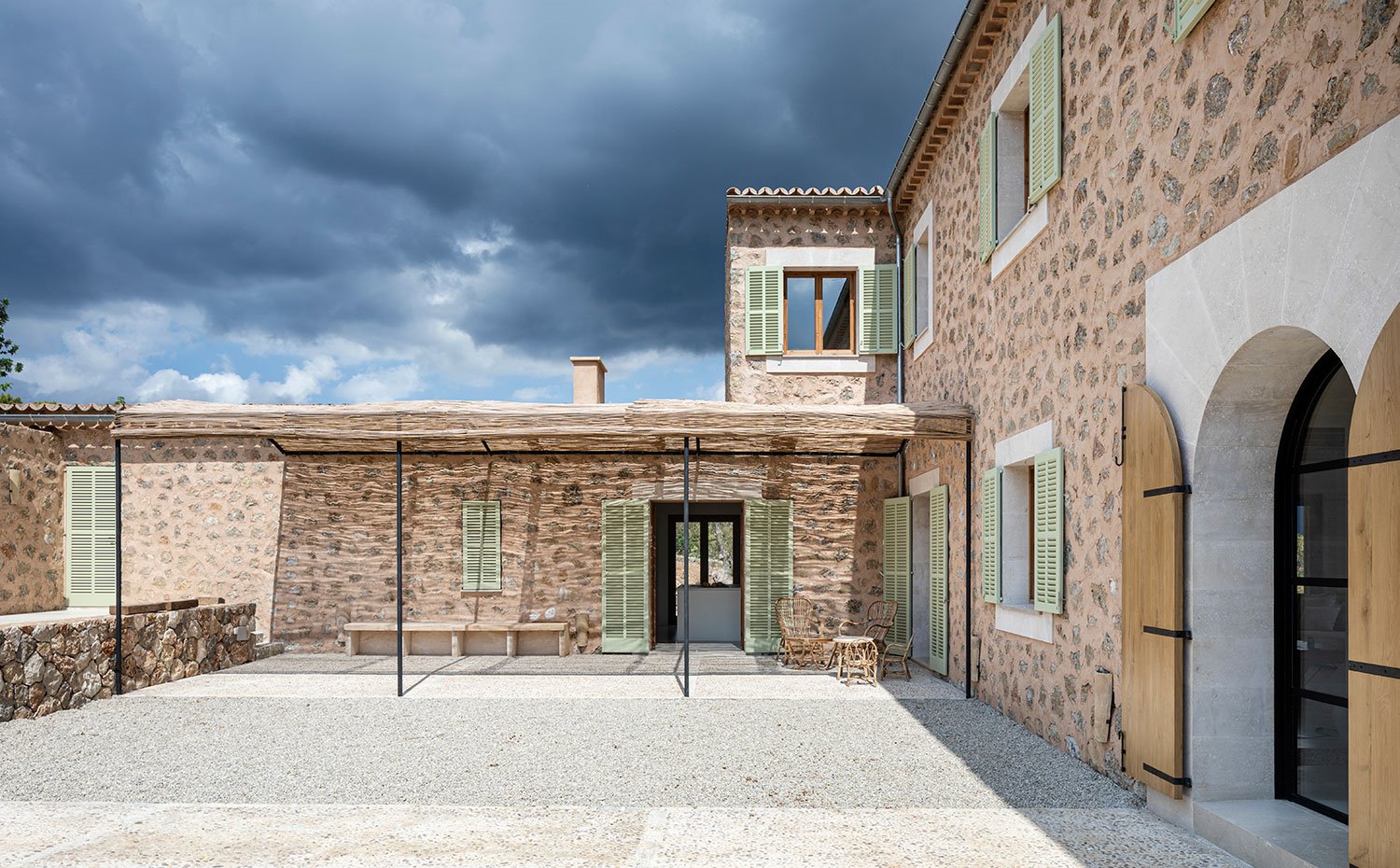 Exterior vivienda, porche, porticones verdes, fachada de madera