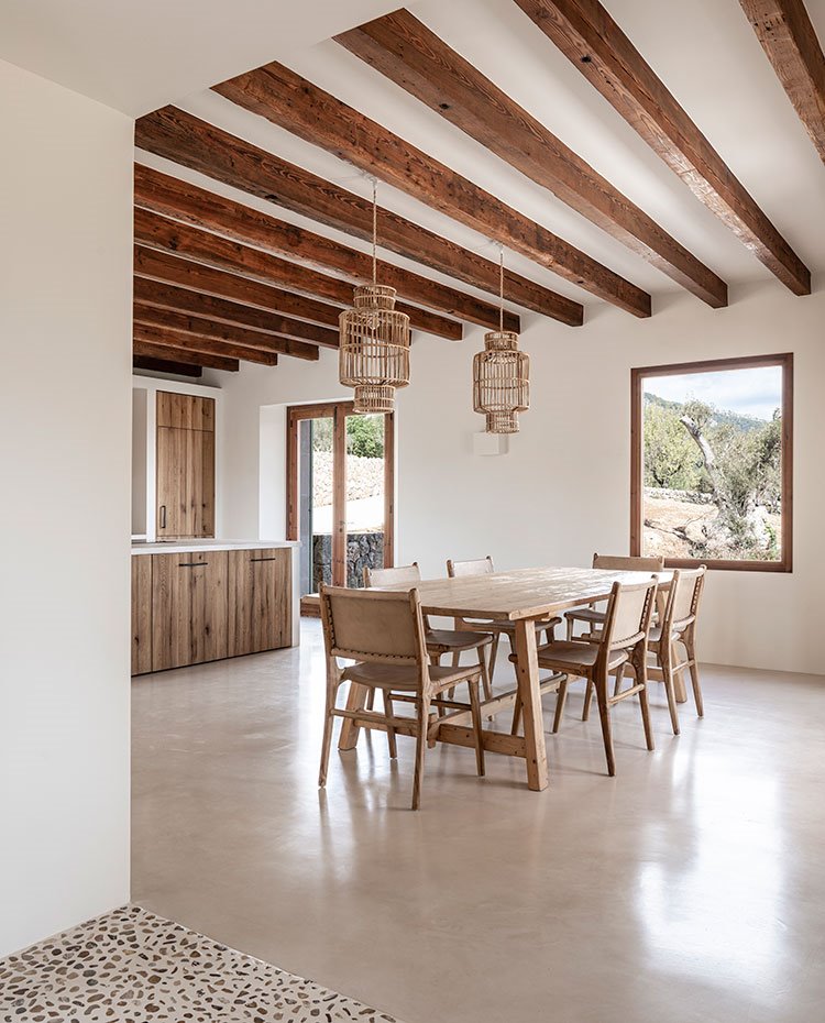 Suelo de hormigón pulido para esta zona de cocina y comedor con aperturas a exterior, todo el equipamiento es de madera