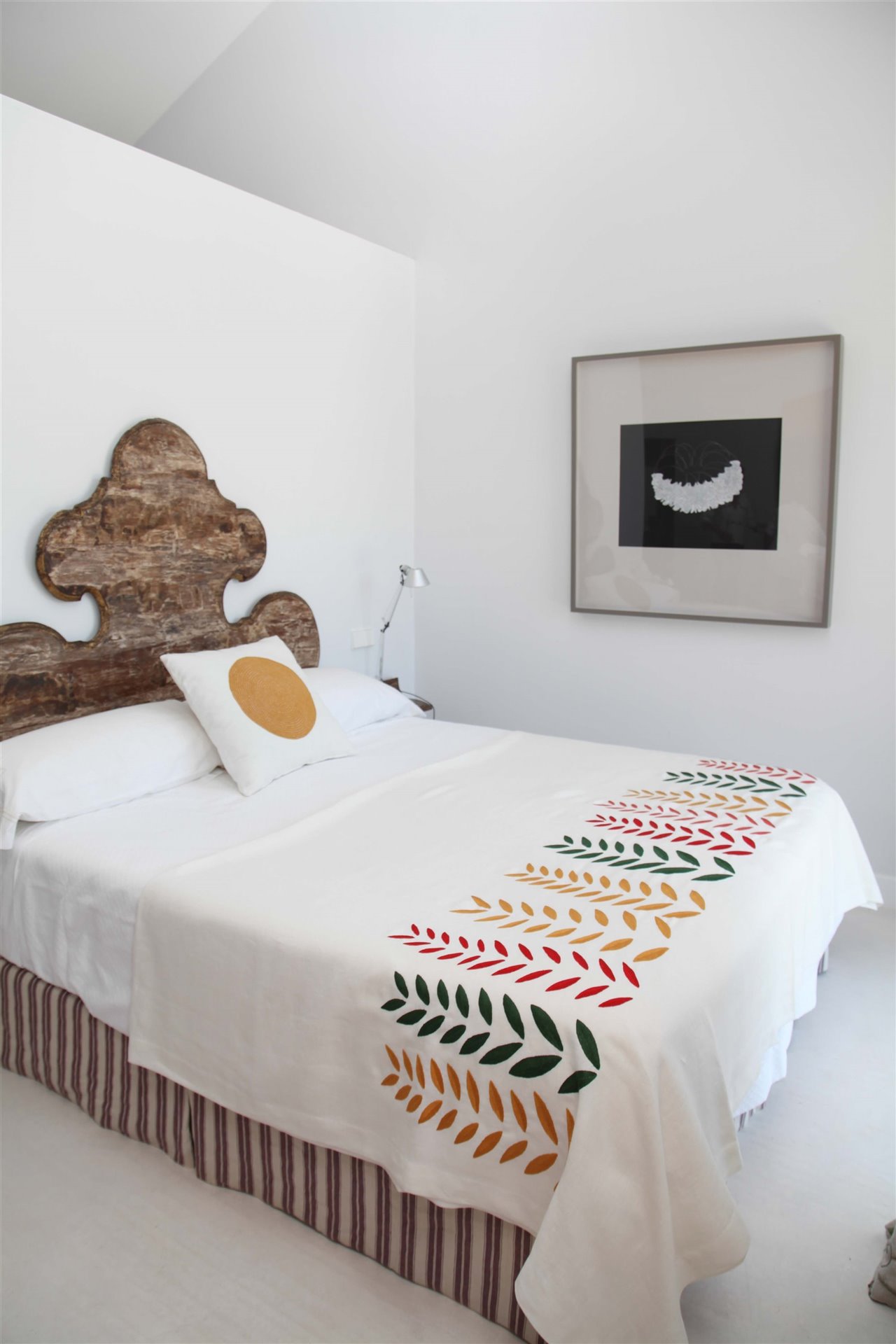 Colcha de cama con bordados artesanales.