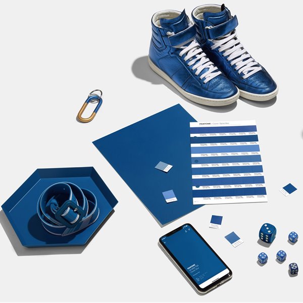 Muestrario de productos con el color del año de pantone 2020 classic blue