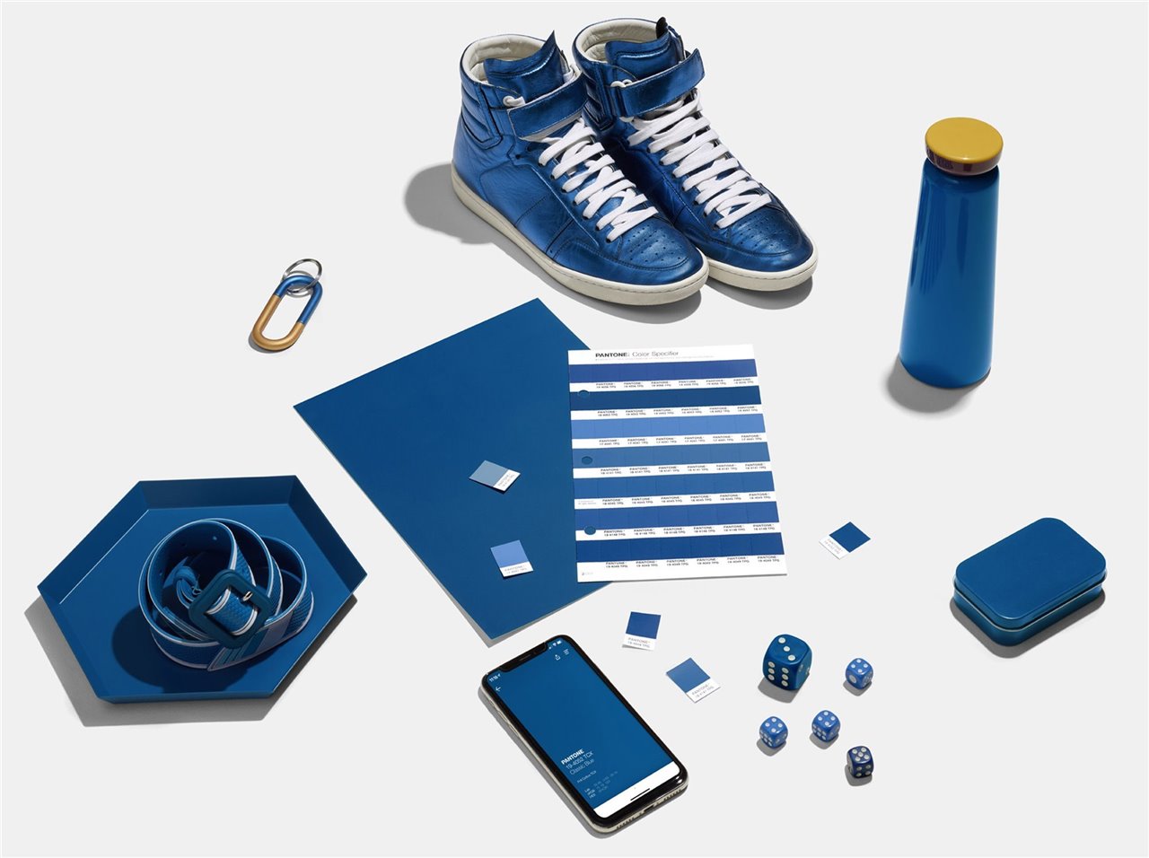 Muestrario de productos con el color del año de pantone 2020 classic blue