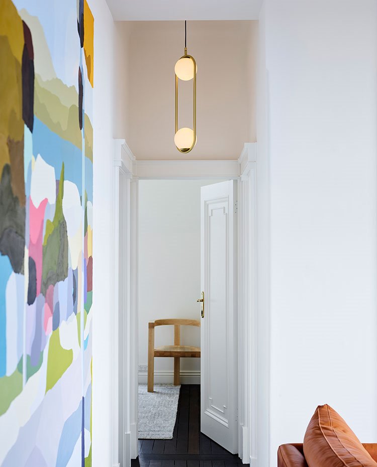 Zona de paso junto a salón hacia dormitorio, luminaria suspendida en estilo vintage