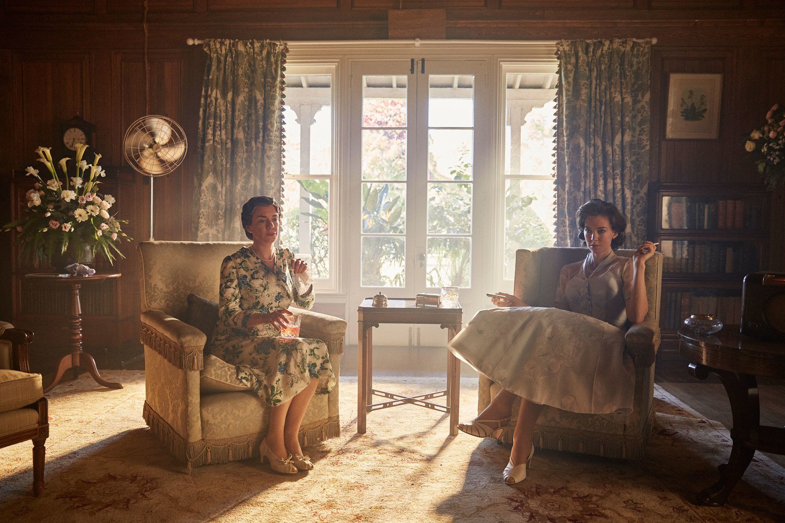 Interior de una de las estancias de The Crown con la Reina madre y la princesa Margarita