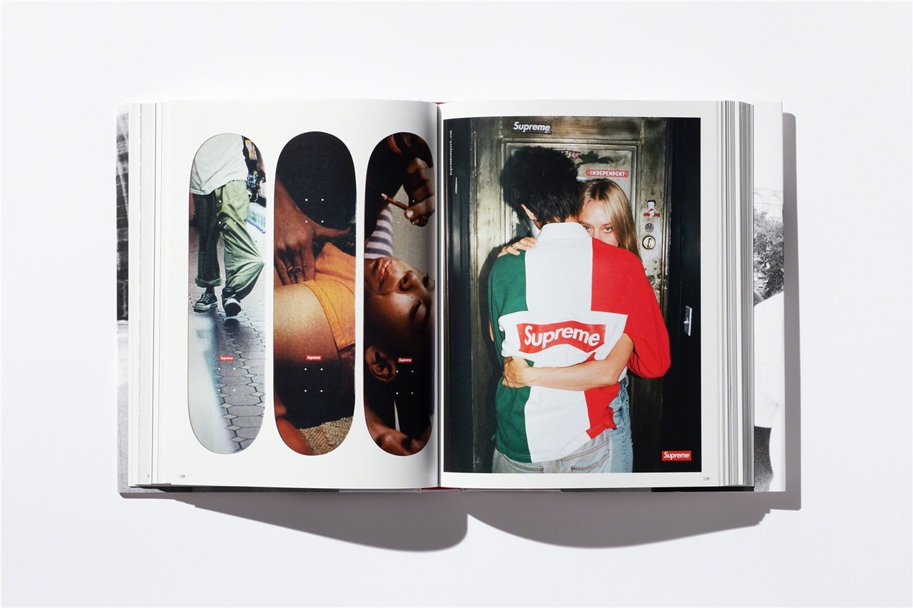 Más allá de sus numerosas fotografías, el título cuenta con ensayos de Carlo McCormick y Harmony Korine. 