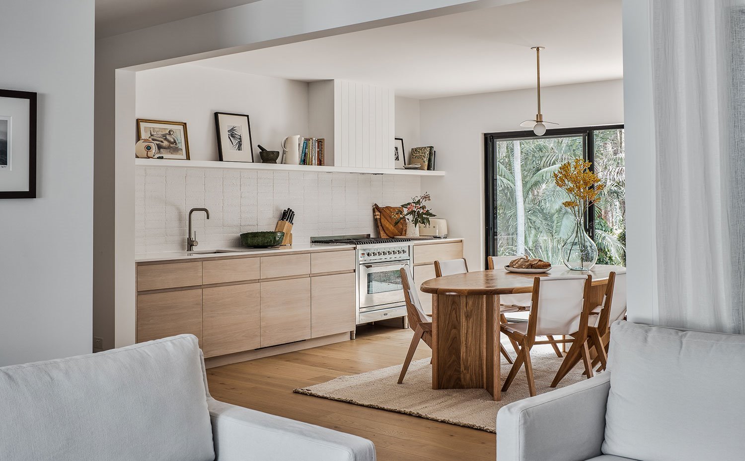 cocina-abierta-junto-a-mesa-comedor-y-sillas-de-madera-abierto-a-salon dd639979 1500x930