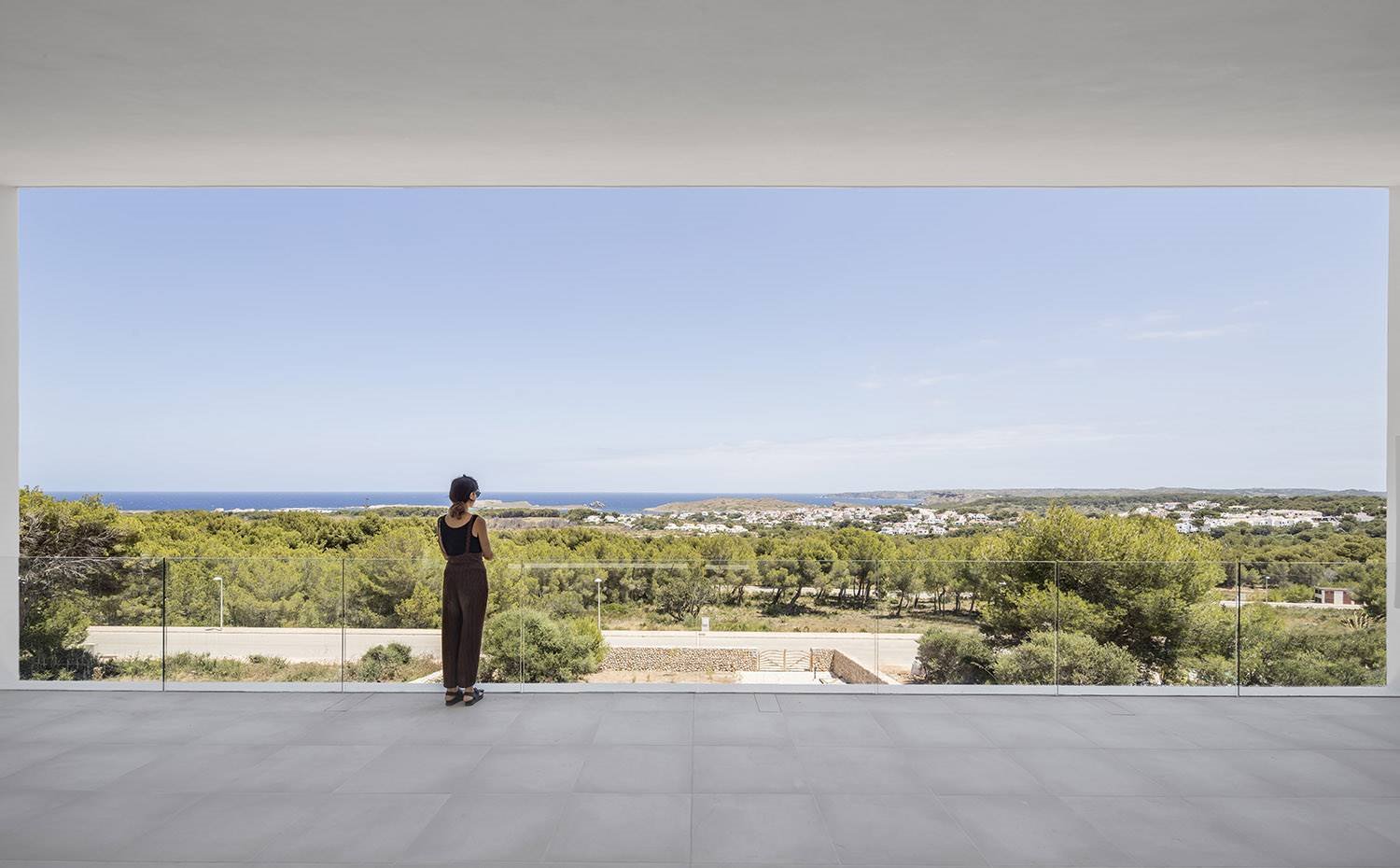 terraza-cubierta-con-amplio-balcon-con-vistas-panoramicas-del-entorno-rural-y-el-mar 00baf3a7 1500x930
