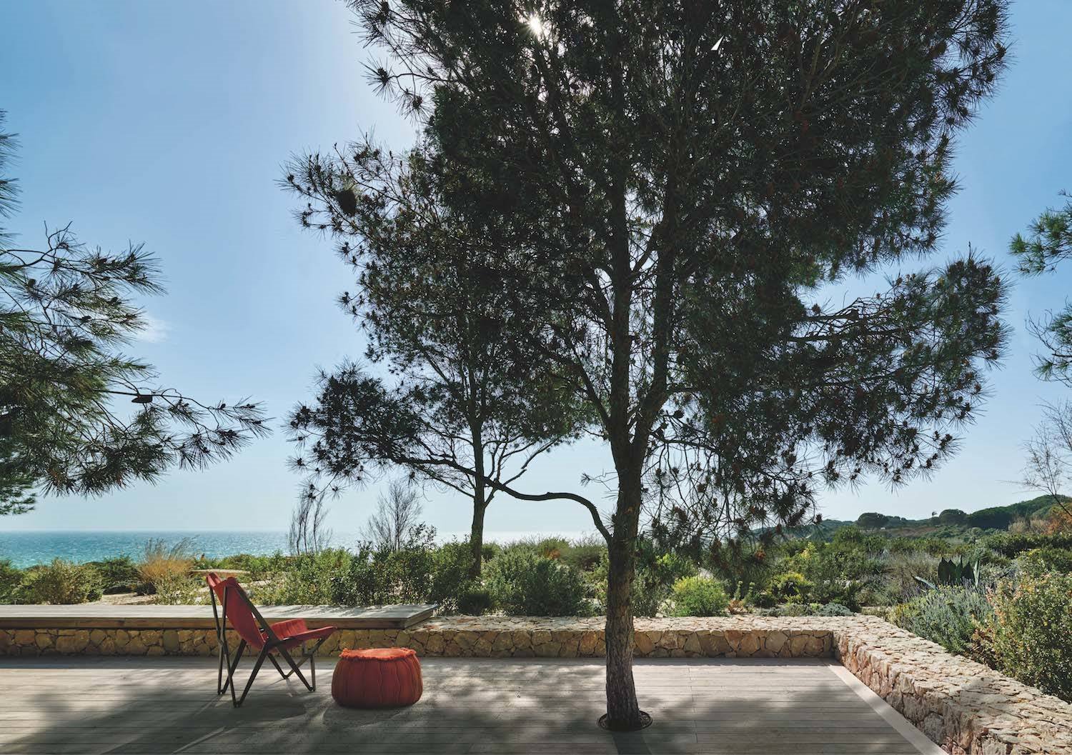 terraza-y-vitas-del-exterior-de-casa-da-rocha 00f9a744 1500x1057