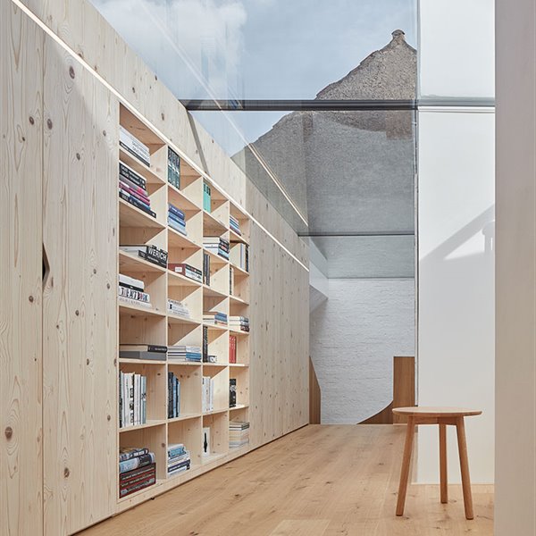 El secreto de la inspiración alpina de esta casa en Praga 
