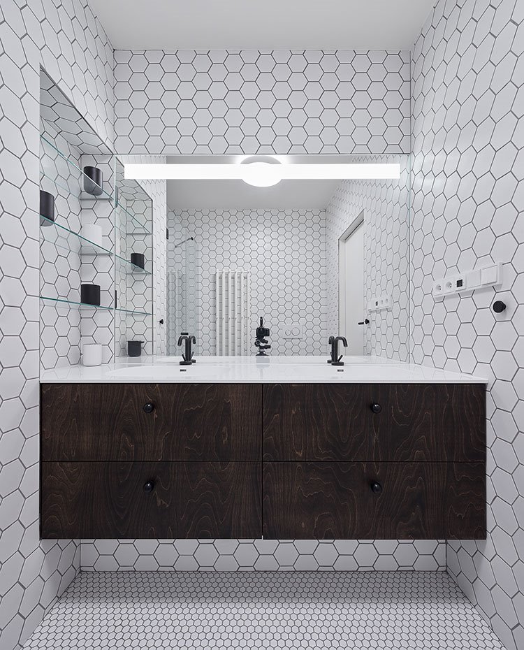 Cuarto de baño con revestimiento en blanco hexagonal, mobiliario suspendido en negro, grifería en negro