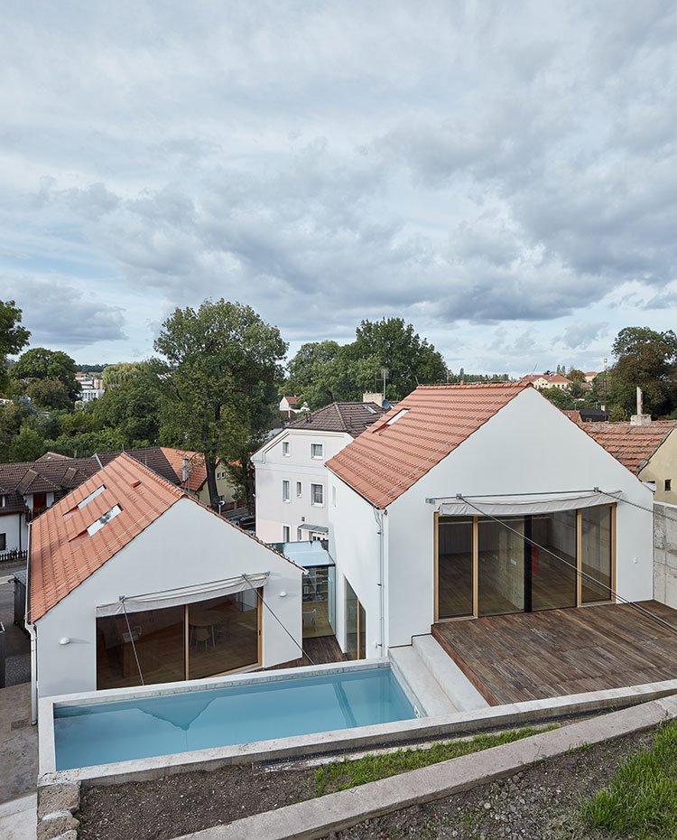 Piscina y parcelas a diferentes alturas en parte posterior vivienda