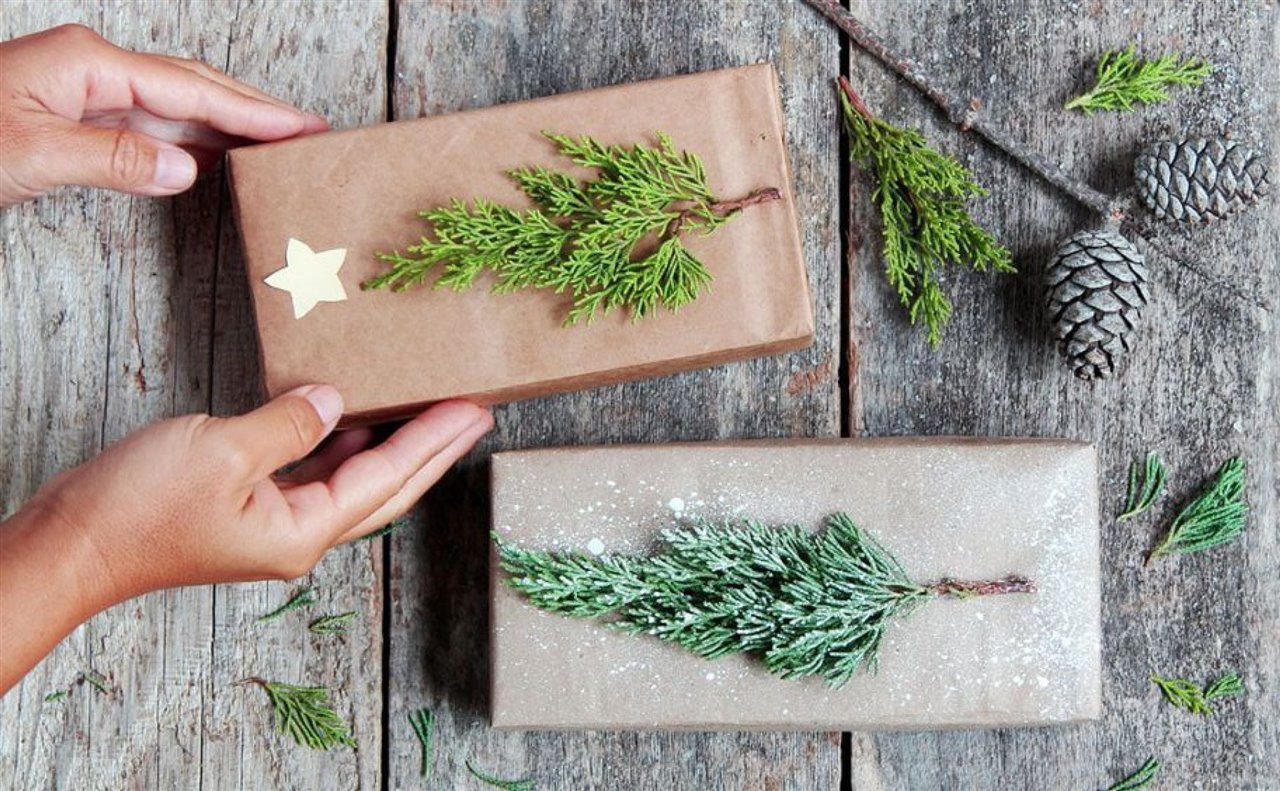 Regalos envueltos con papel craft y ramas de pino