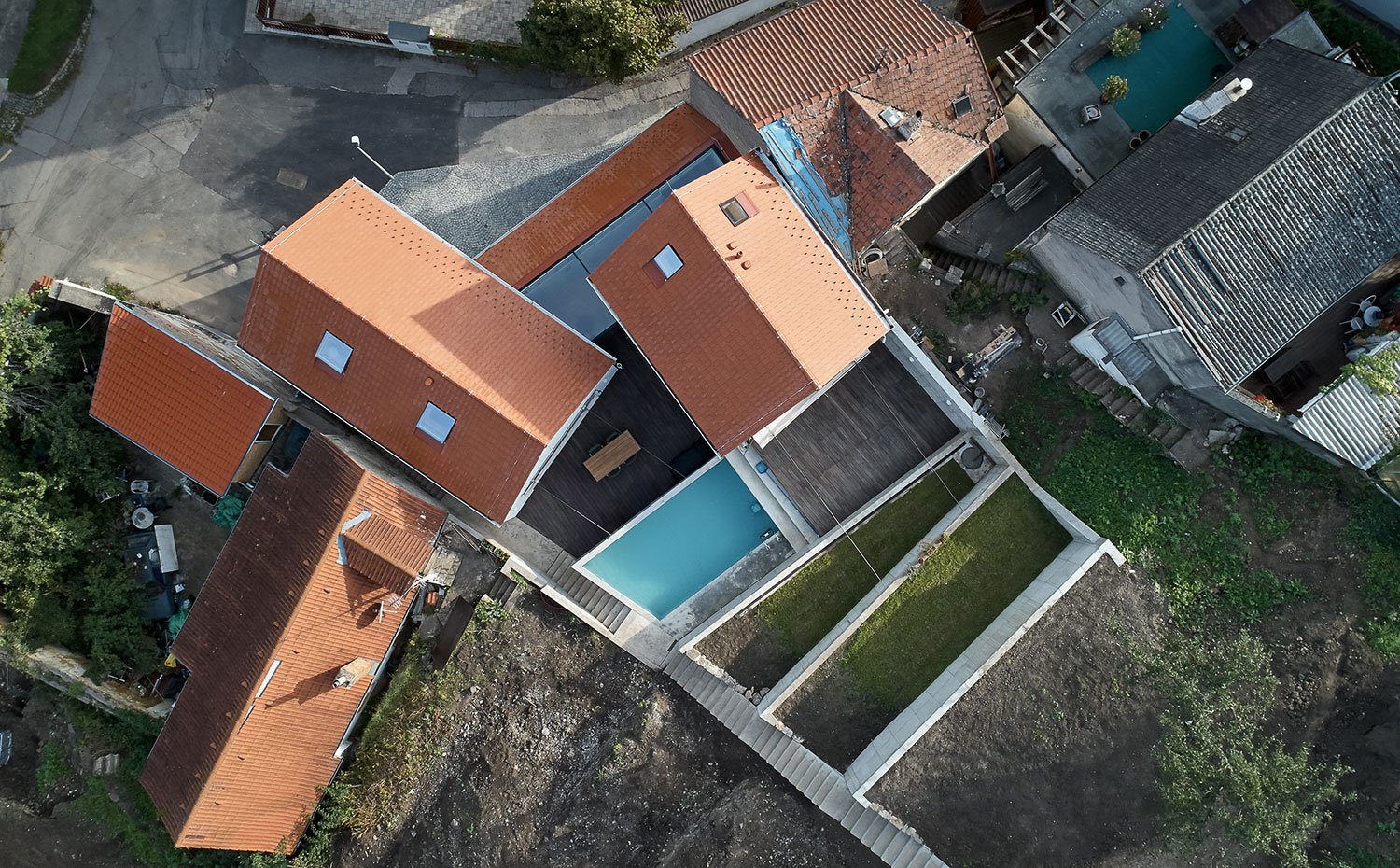 Vista cenital de vivienda y parcela con tres módulos independientes