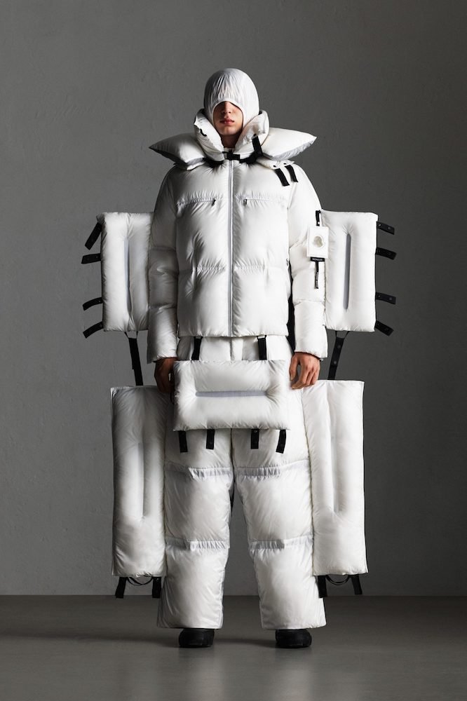 En blanco, los abrigos del diseñador británico parecen hechos para conquistar el espacio. 