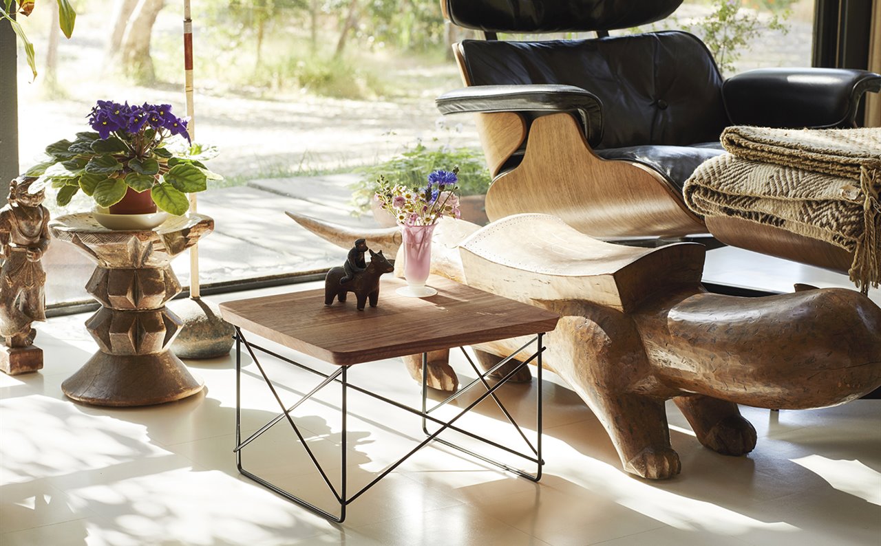 La edición limitada de la LTR Table consta de 600 mesas auxiliares con tableros realizados con eucaliptos procedentes de la casa de los Eames.