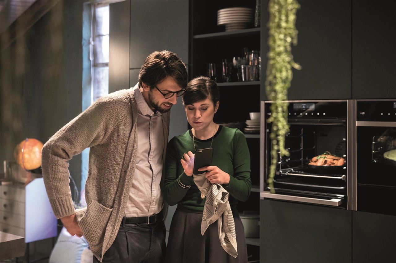Con Home Connect puedes acceder a más de 200 recetas  y enviar los ajustes directamente al horno.