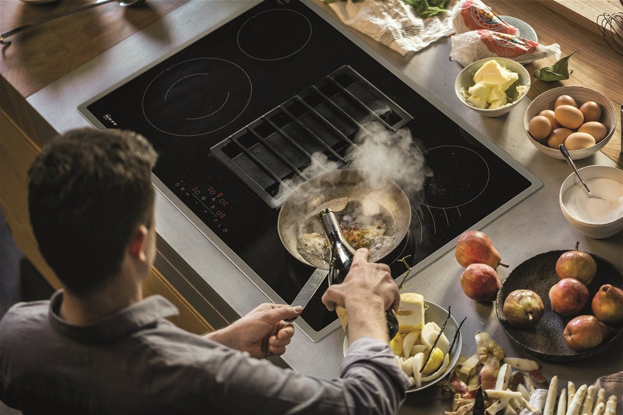 El extractor integrado de la placa Flexinducción incluye una parrilla de hierro fundido resistente al calor, que permite apoyar sartenes siempre que no esté funcionando y es lavable en el lavavajillas.