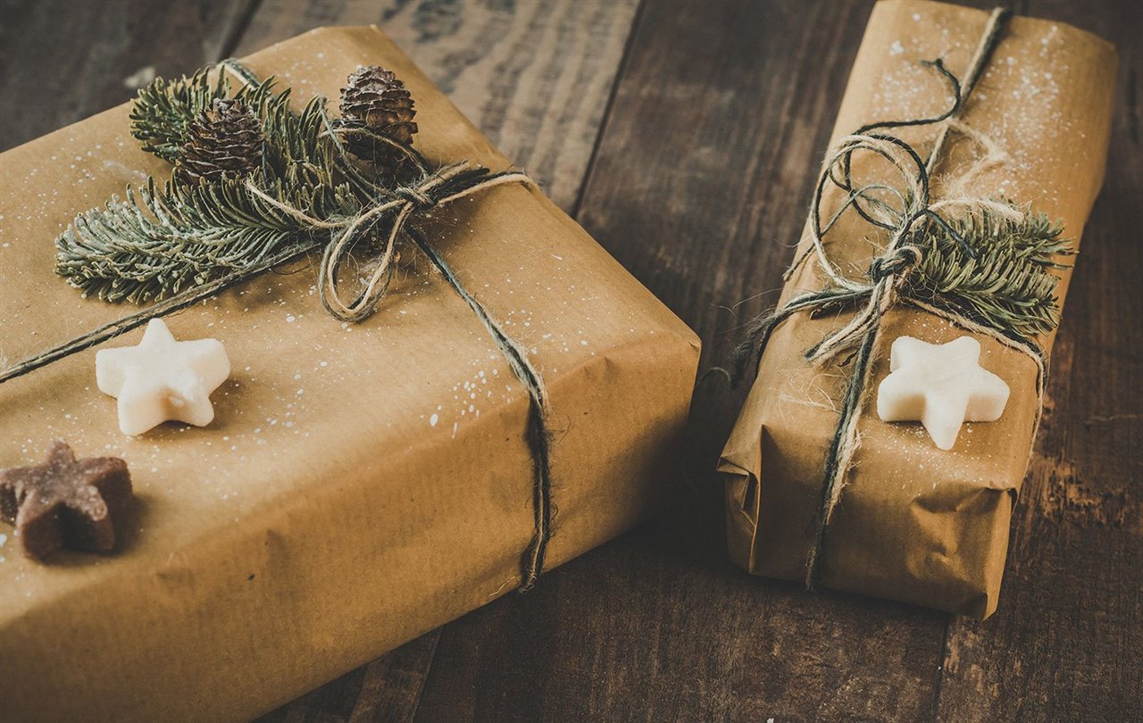 Regalos envueltos en papel Kraft decorados con ramas