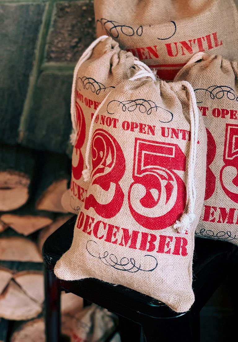 Sacos reutilizables para envolver regalos de Navidad