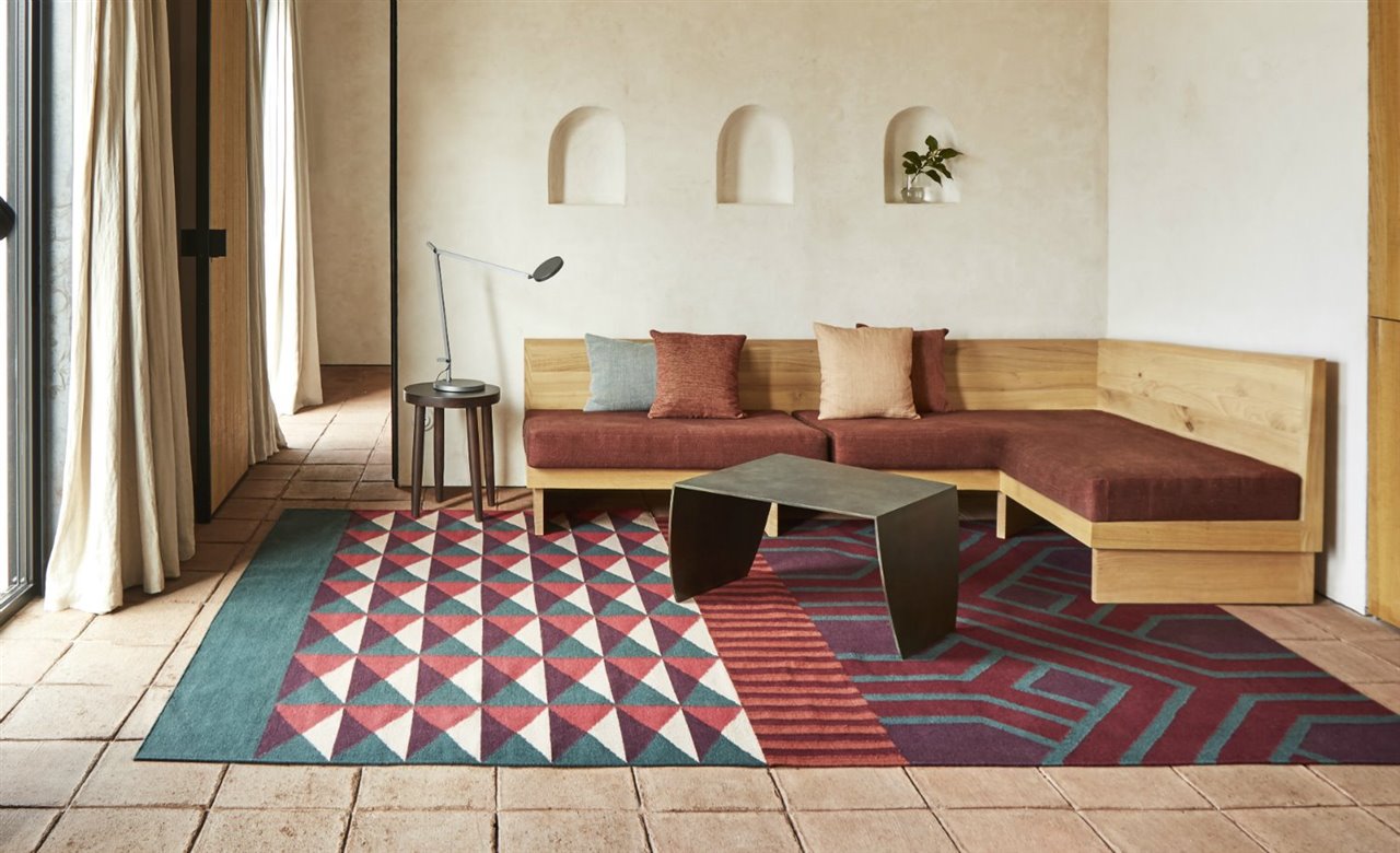 La colección de alfombras Ndebele de Sandra Figuerola para Gan está disponible en color rojo con motivos verdes y púrpuras. 
