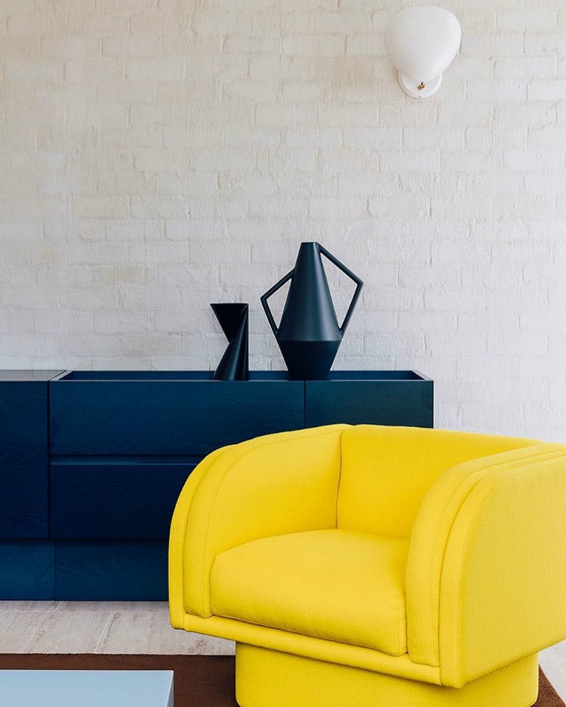 El sistema que hace girar al sillón está oculto en su base. 