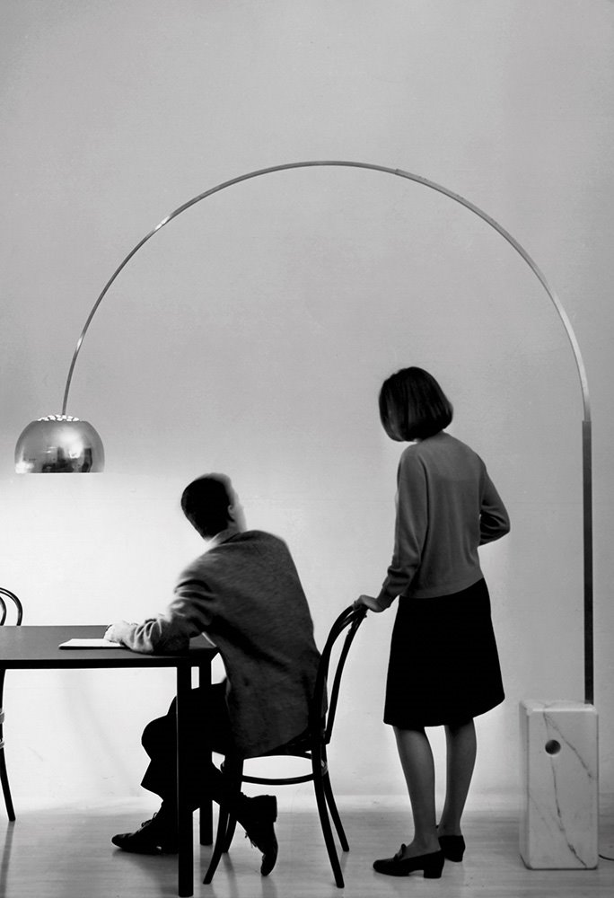 Lámpara Arco, creada en 1962 junto con su hermano Pier Giacomo y editada por Flos