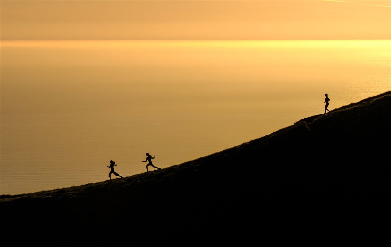 Personas corriendo por la montaña